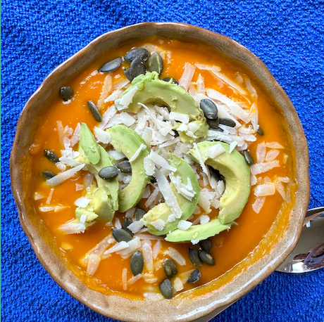 Pompoensoep met avocado, pompoenpitten en parmezaanse kaas